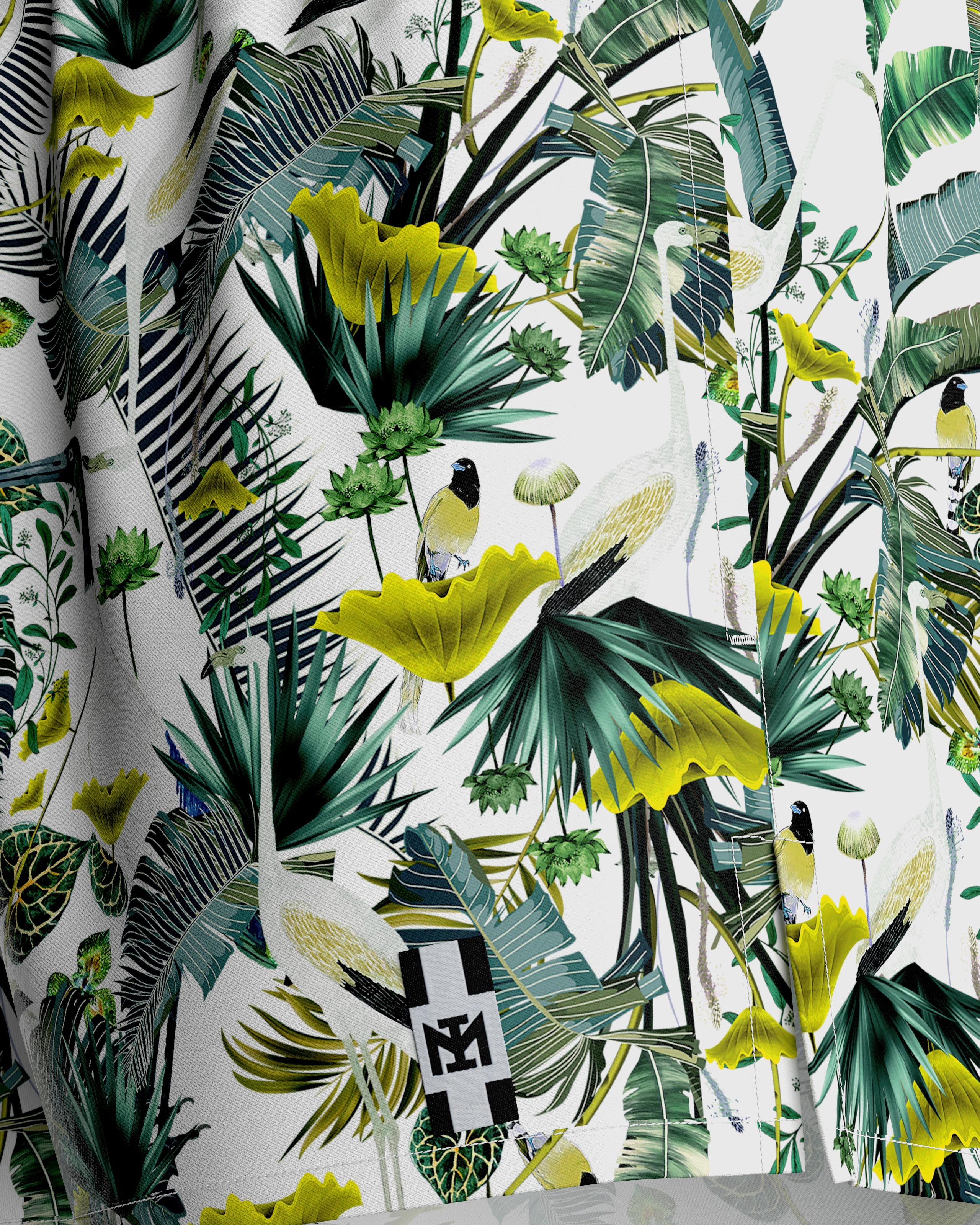 Kurze Badeshorts mit tropischem Print
